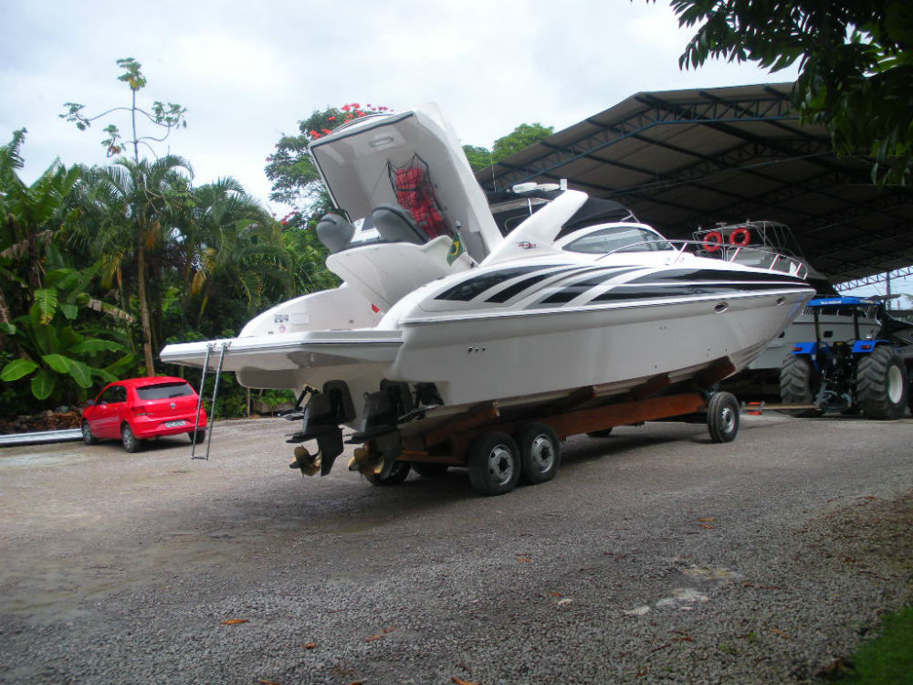 vista dos compartimentos do bote e motor