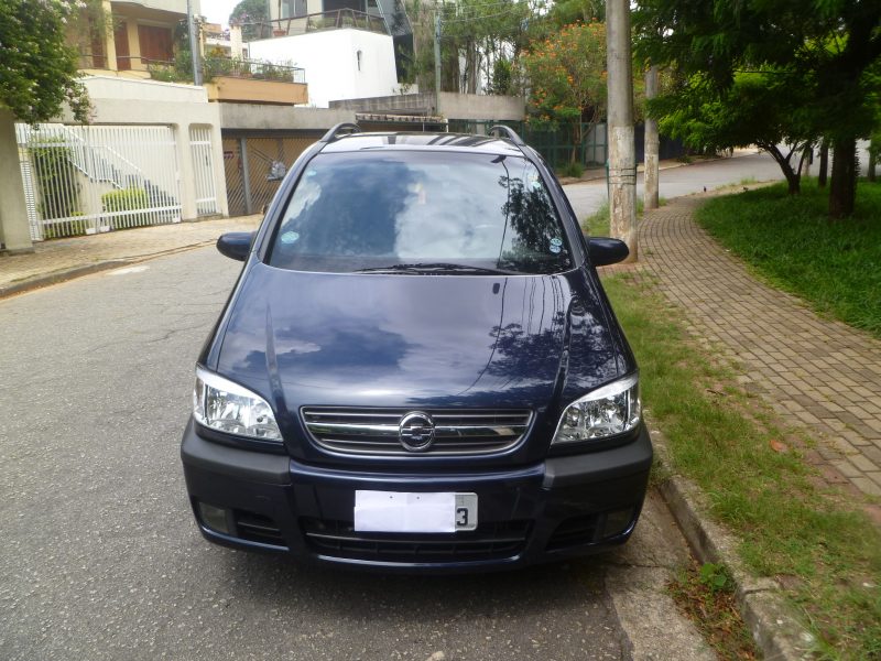 Carro impecável com notas da concessionária